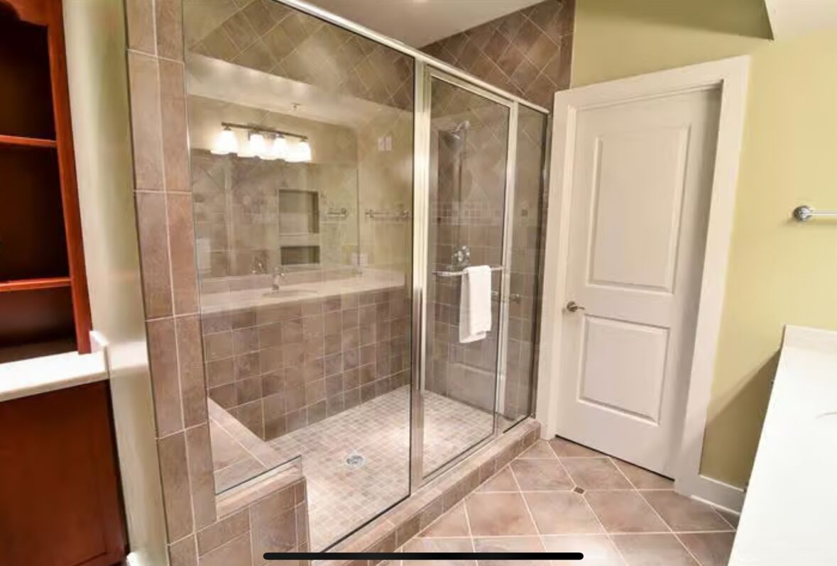 Secador de pelo, toallas, jabón y papel higiénico