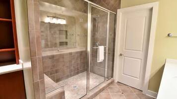 Secador de pelo, toallas, jabón y papel higiénico