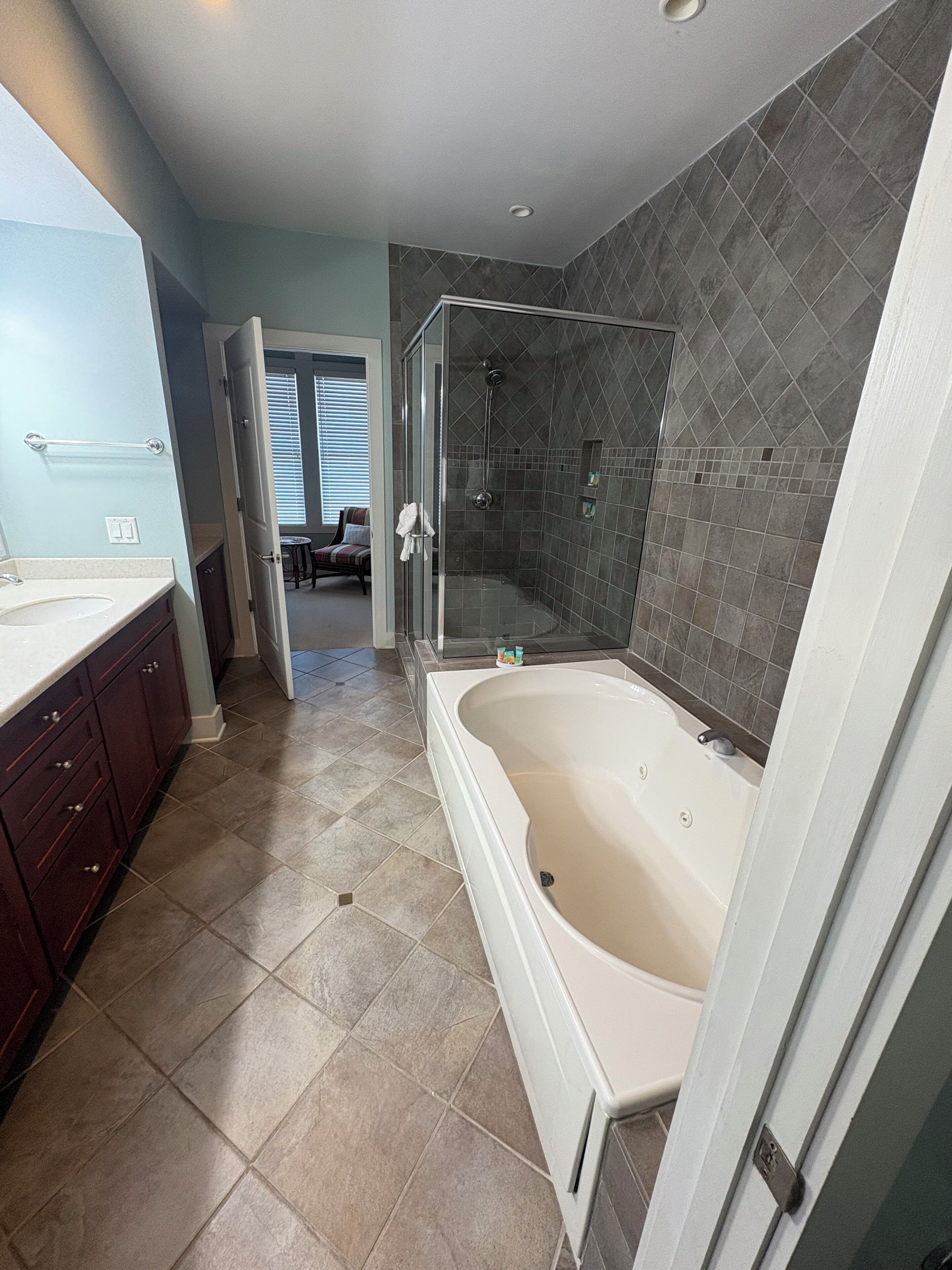 Sèche-cheveux, serviettes fournies, savon, shampoing