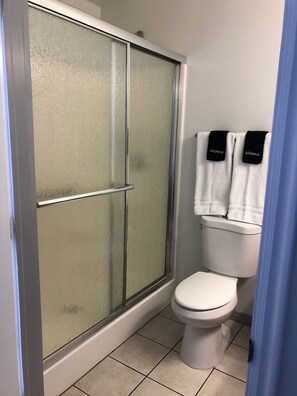 Shower, hair dryer, towels, soap - Superb 3-bedroom house with AC in friendly Page Sleeps 9 (Page)
