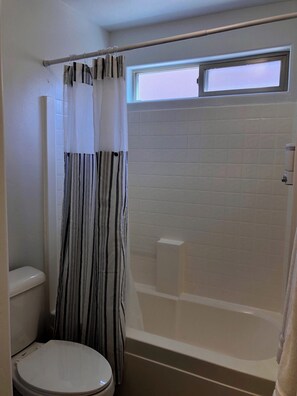Shower, hair dryer, towels, soap - Superb 3-bedroom house with AC in friendly Page Sleeps 9 (Page)