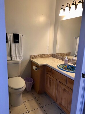 Shower, hair dryer, towels, soap - Superb 3-bedroom house with AC in friendly Page Sleeps 9 (Page)