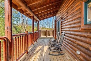 Terrace/patio - Pigeon Forge Cabin - 5 Bed+Loft, MiniGolf, Hot Tub with EV Charger - Sleeps 15 (Sevierville)