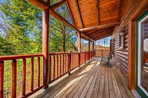 Terrace/patio - Pigeon Forge Cabin - 5 Bed+Loft, MiniGolf, Hot Tub with EV Charger - Sleeps 15 (Sevierville)