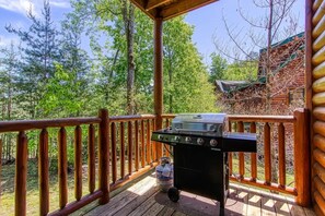 Property grounds - Pigeon Forge Cabin - 5 Bed+Loft, MiniGolf, Hot Tub with EV Charger - Sleeps 15 (Sevierville)