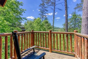 Property grounds - Pigeon Forge Cabin - 5 Bed+Loft, MiniGolf, Hot Tub with EV Charger - Sleeps 15 (Sevierville)