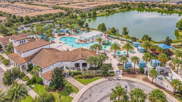 A resort with a large swimming pool, palm trees, and a lake. - Free Pool Heat+BBQ|Fam Resort|Themed Frozen + Harry Potter|Star Wars Gameroom (Kissimmee)