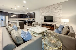 Älytelevisio, videopelejä, pöytäjalkapallopöytä, kirjoja