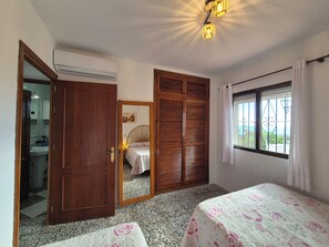 Iron/ironing board, internet, bed sheets - Independent house 6 minutes from the beach El Zapo (La Herradura)