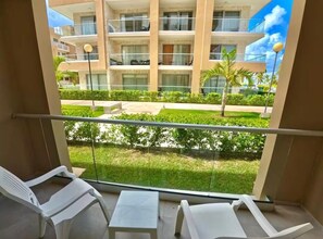 Property grounds - Beachfront 2bedRm 2Bath Apt G1-3 PlayaNuevaRomana w/Pool,JacuziSpa,GolfTenis,Gym (Playa Nueva Romana)