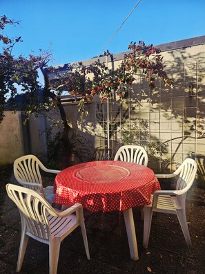 Outdoor dining - La Casa di Sandhya (Udine)