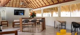 Casa familiar con piscina, jardín y parque infantil