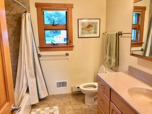 Shower, hair dryer, towels, soap - Apple Orchard & Forest Retreat with Woodland Pond (Forestburgh)