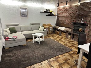 Smart TV, fireplace, video games, DVD player - Cozy ground-floor vacation apartment in the climatic health resort Dodenau (Battenberg (Eder))