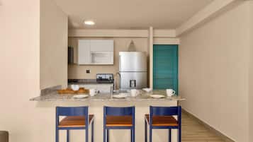 Apartamento Deluxe, balcón, vistas al mar | Cocina privada | Frigorífico, microondas, horno y utensilios de cocina