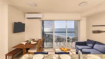 Apartamento Deluxe, balcón, vistas al mar | Zona de estar