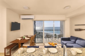 Deluxe-Apartment, Balkon, Meerblick | Wohnbereich