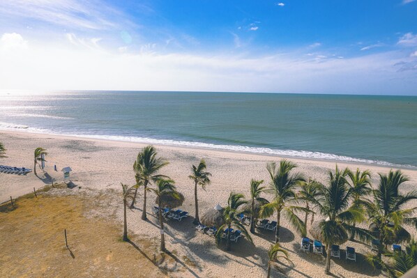 Appartement Deluxe, balcon, vue mer | Plage | Plage privée, sable blanc, 3 bars de plage