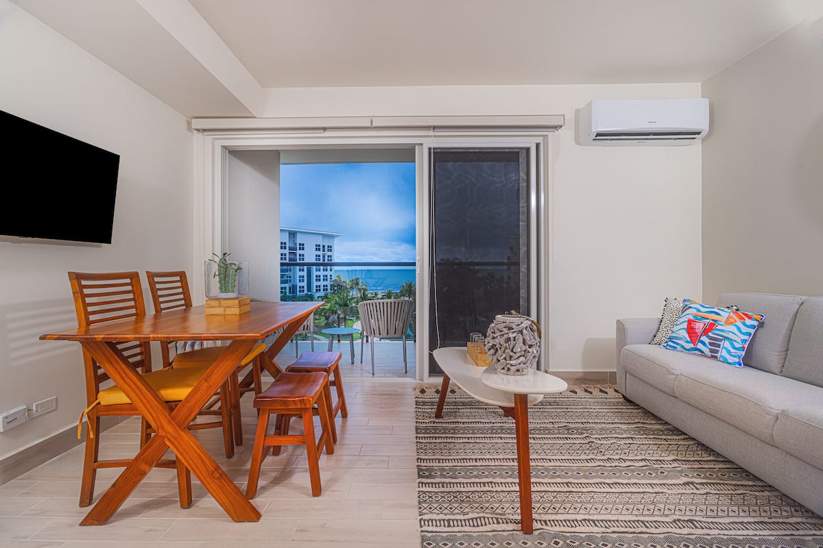 ดีลักซ์อพาร์ทเมนท์, ระเบียง, วิวทะเล | บริเวณนั่งเล่น | สมาร์ททีวี 50 นิ้ว พร้อมช่องเคเบิล