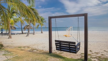 Playa privada, arena blanca y 3 bares en la playa