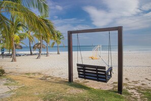 Privatstrand, weißer Sandstrand, 3 Strandbars