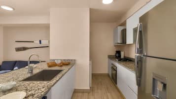 Refrigerador, microondas, horno, utensilios de cocina