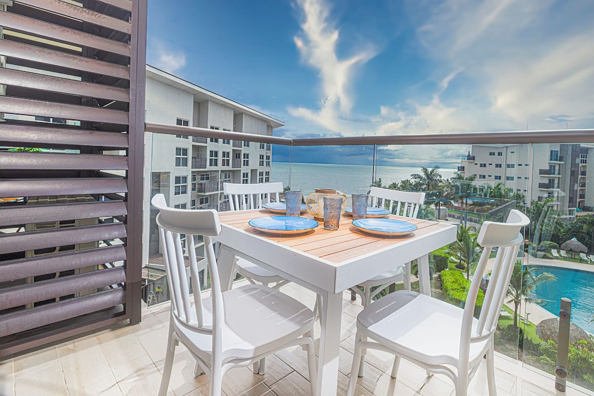 ดีลักซ์อพาร์ทเมนท์, ระเบียง, วิวทะเล | เครื่องนอนระดับพรีเมียม, เตียงพร้อมฟูกเสริมที่นอน, ตู้นิรภัยในห้องพัก