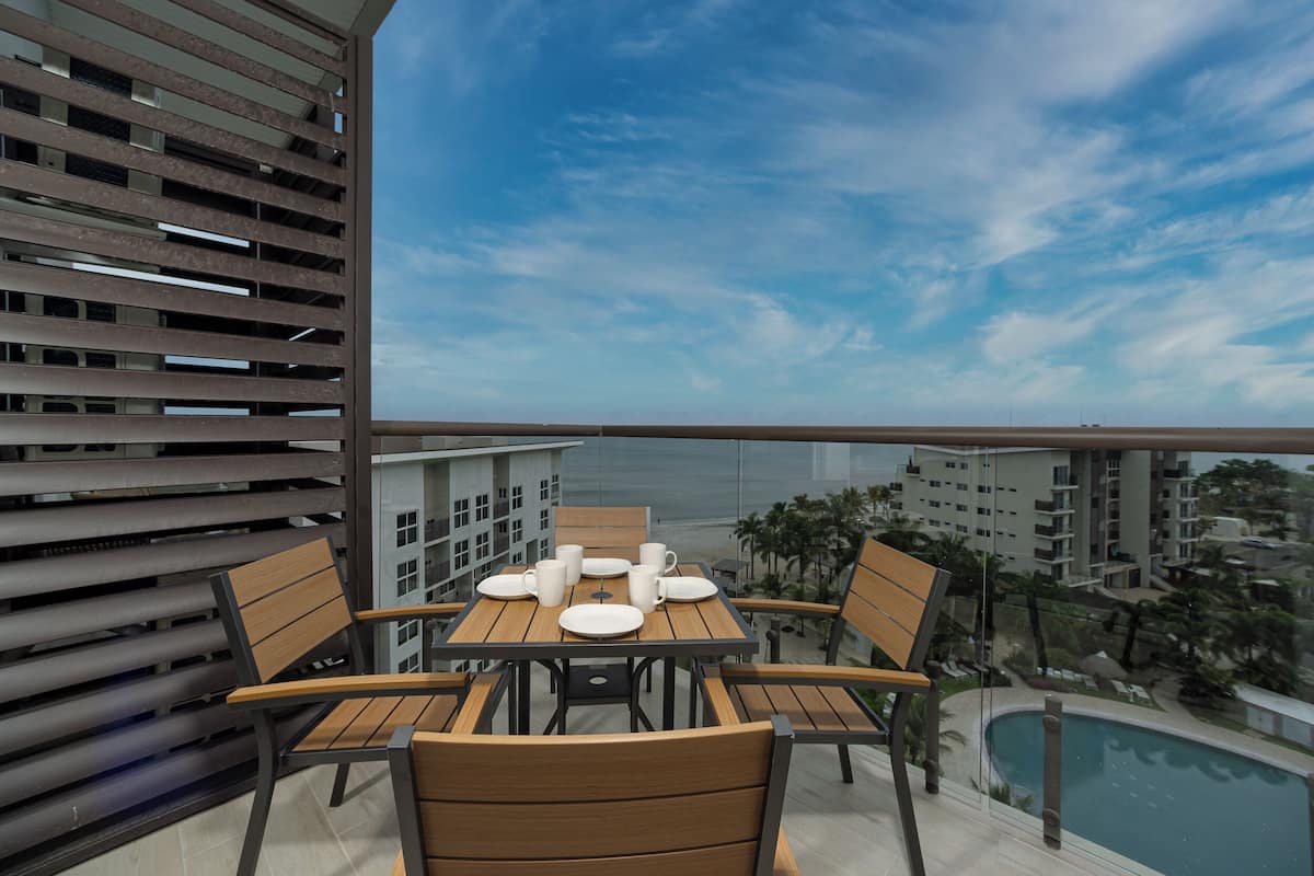 ดีลักซ์อพาร์ทเมนท์, ระเบียง, วิวทะเล | เครื่องนอนระดับพรีเมียม, เตียงพร้อมฟูกเสริมที่นอน, ตู้นิรภัยในห้องพัก