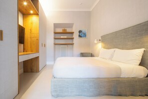 Une chambre à coucher moderne avec un grand lit, des étagères intégrées et un radiateur.