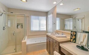 Jetted bath, hair dryer, towels, soap - Well-appointed 3-bedroom townhome with AC in Napa (Napa)