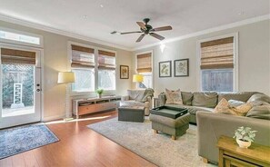 Living area - Well-appointed 3-bedroom townhome with AC in Napa (Napa)