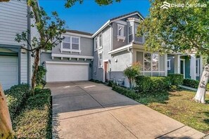 Exterior - Well-appointed 3-bedroom townhome with AC in Napa (Napa)