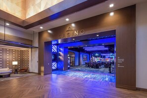 2 Bars/Lounges