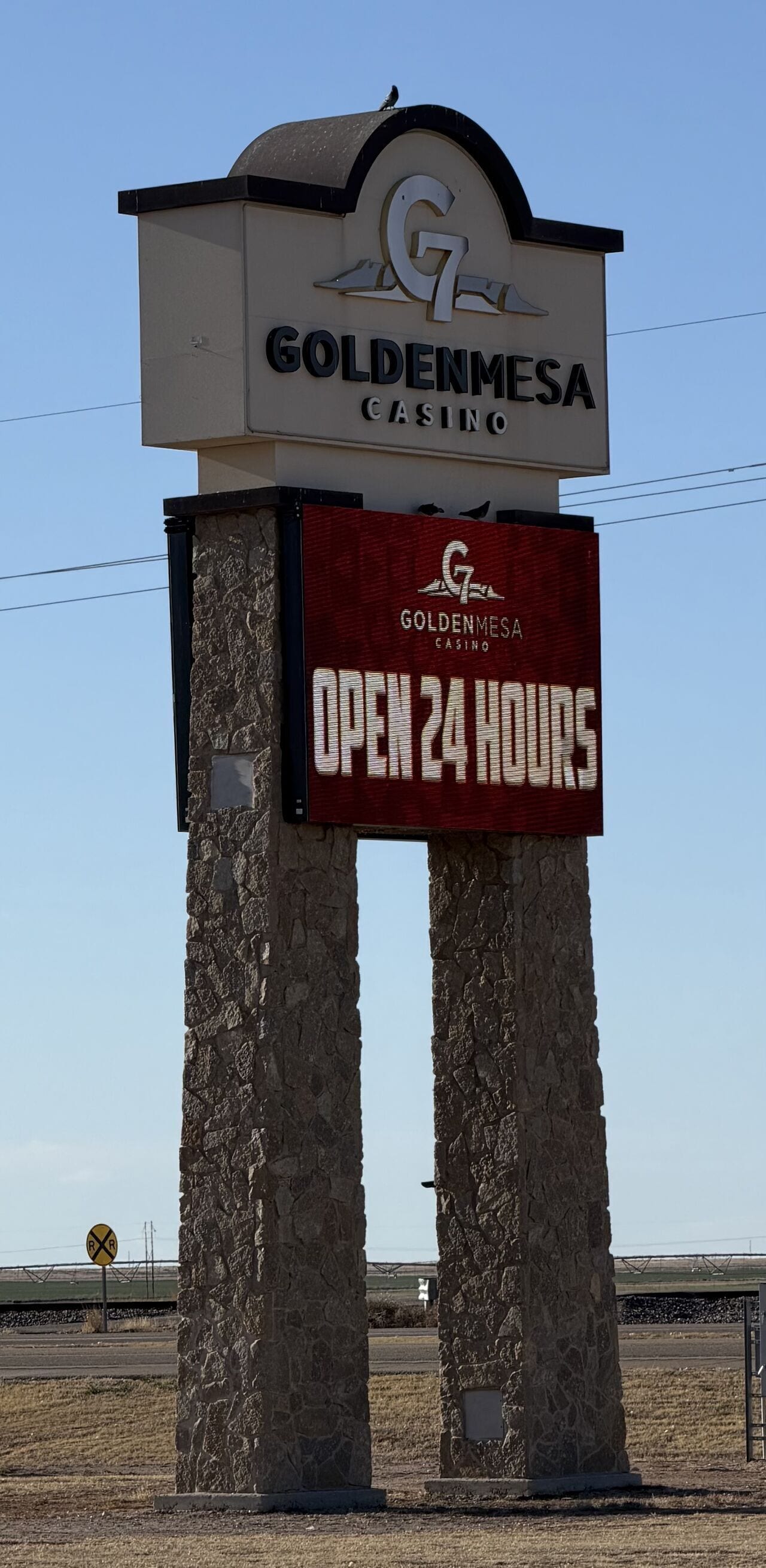 Señal para el Casino GoldenMesa con el mensaje de abierto las 24 horas.