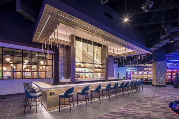 2 bars/lounges