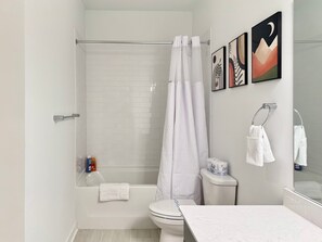 Een douche, een haardroger, handdoeken, shampoo
