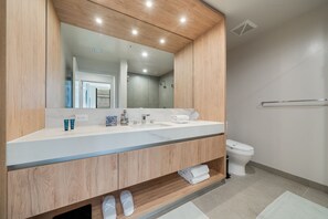 Secadora de cabello, toallas, jabón, papel de baño 