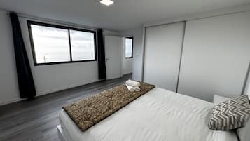 Escritorio, espacio para trabajar con laptop y cortinas blackout