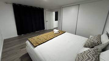 Deluxe chalet, uitzicht op oceaan | Een bureau, een laptopwerkplek, verduisterende gordijnen