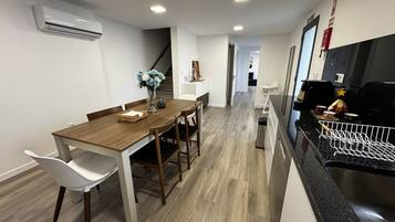 Full-size fridge, microwave, oven, stovetop