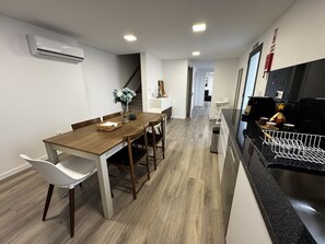 ثلاجة/مجمد بحجم كبير، ميكروويف، فرن، موقد طهي مسطح