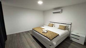 Deluxe chalet, uitzicht op zee | Een bureau, een laptopwerkplek, verduisterende gordijnen