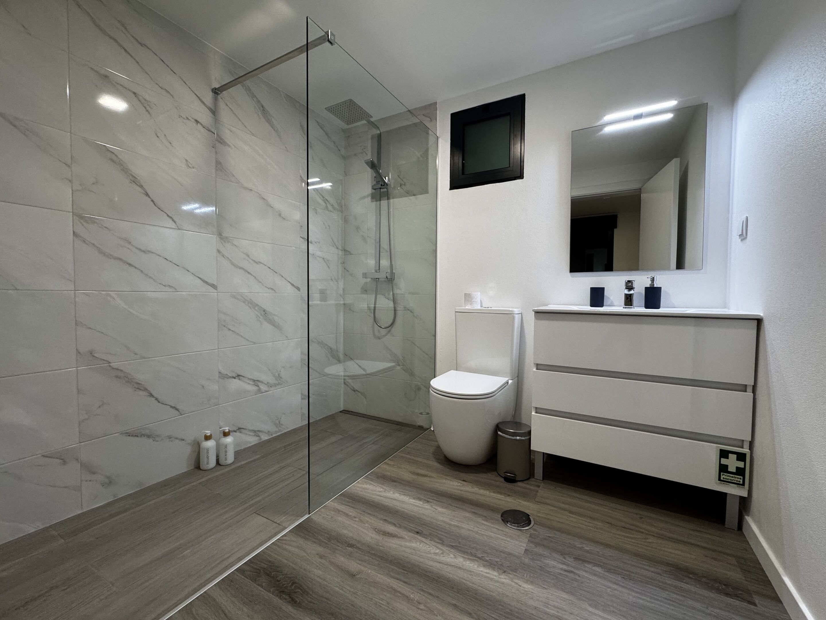Deluxe chalet | Badkamer | Een douche, een haardroger, handdoeken, zeep