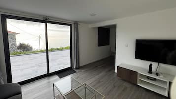 Deluxe Chalet, Ocean View | Living area