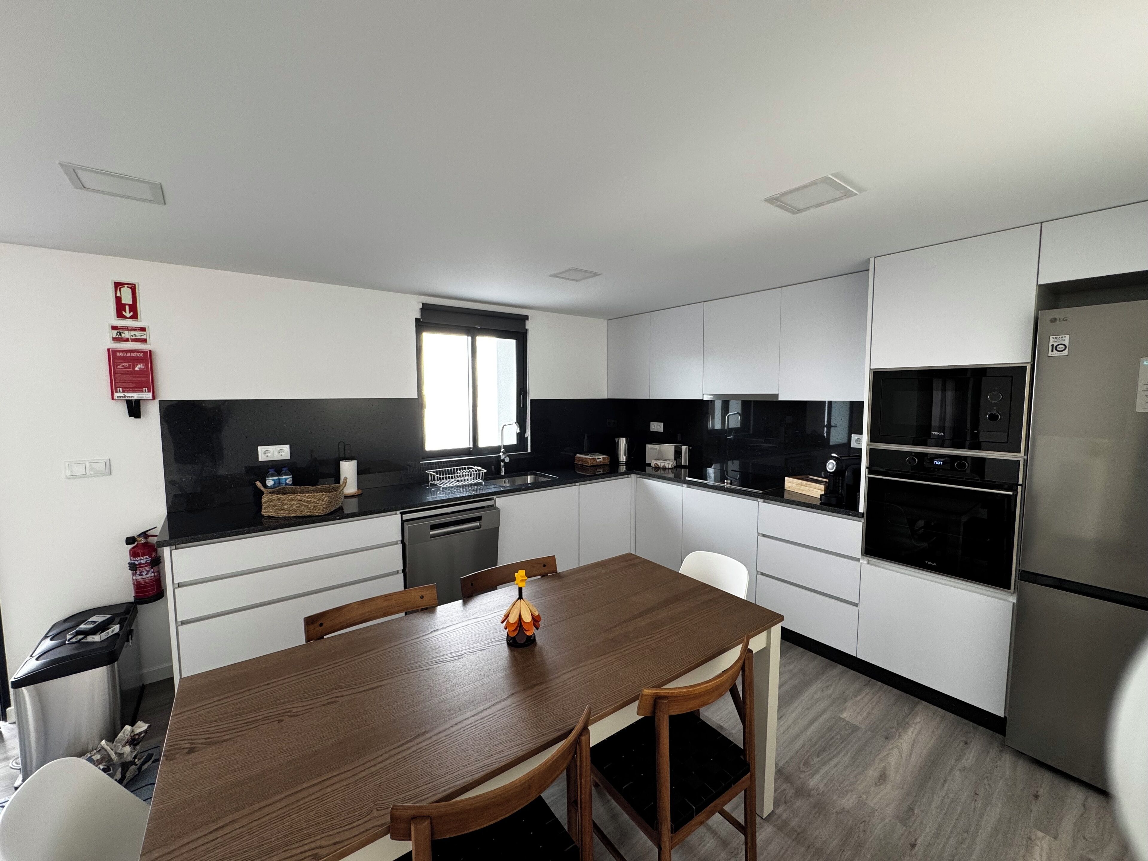 Deluxe chalet, uitzicht op oceaan | Privékeuken | Een koelkast/vriezer, een magnetron, een oven, een kookplaat