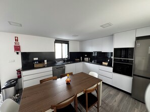 Deluxe chalet, uitzicht op oceaan | Privékeuken | Een koelkast/vriezer, een magnetron, een oven, een kookplaat