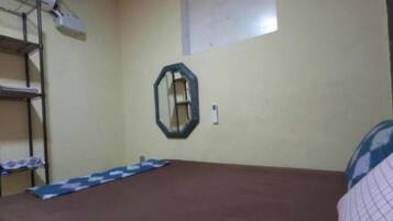 2 habitaciones, escritorio, tabla de planchar con plancha y wifi gratis