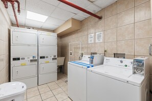 Condo, 1 cama King size y sofá cama (Oceanside Inn 313) | Interior