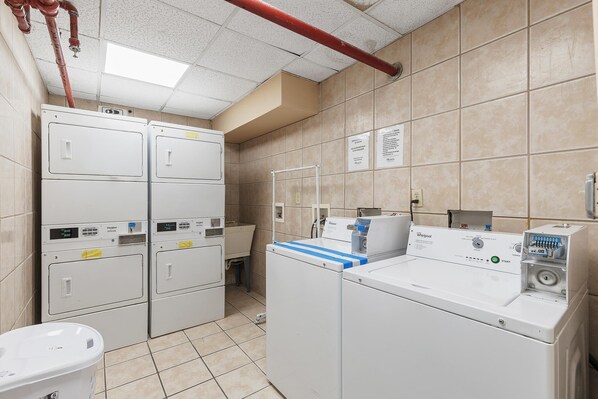 Condo, 1 cama King size y sofá cama (Oceanside Inn 313) | Interior