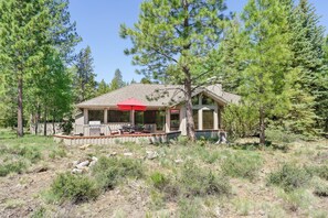 A cabin with a deck, outdoor seating, and a grill. - 10 Tan Oak (Bend)
